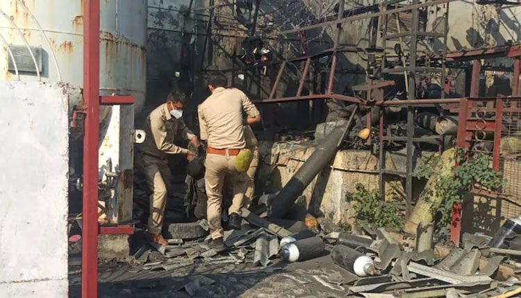 ఆక్సిజ‌న్ ప్లాంట్‌లో పేలుడు.. ఇద్ద‌రు మృతి