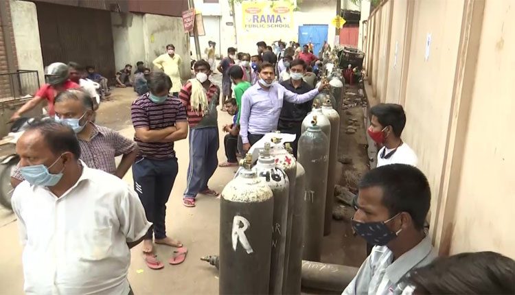 ఆక్సిజన్ సిలిండర్ల రీఫిల్ కోసం జ‌నం క్యూ