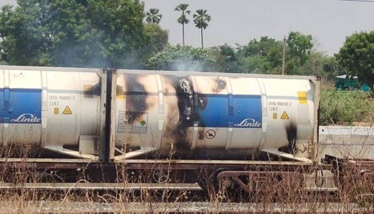 మంట‌ల్లో ఆక్సిజ‌న్ ట్యాంక‌ర్ ద‌గ్ధం