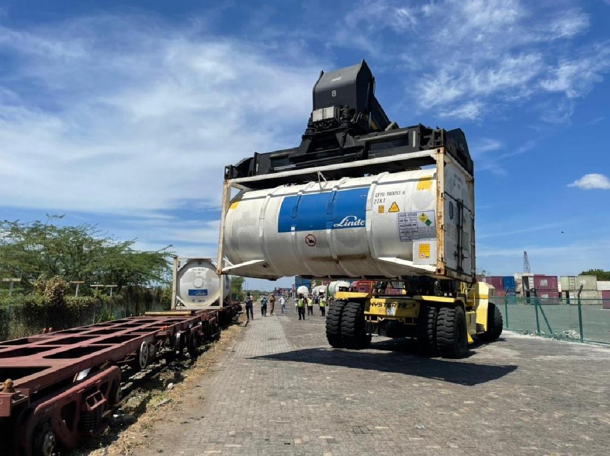 ఆక్సిజ‌న్ ఎక్స్‌ప్రెస్‌.. 10,000 ట‌న్నుల మెడిక‌ల్ ఆక్సిజ‌న్ స‌ర‌ఫ‌రా