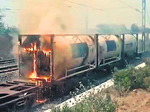 గూడ్స్‌ ఆక్సిజన్‌ ట్యాంకర్లలో మంటలు