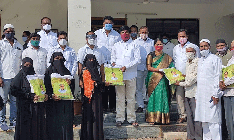 రంజాన్ కానుకలను అందజేసిన ఎమ్మెల్యే పెద్ది