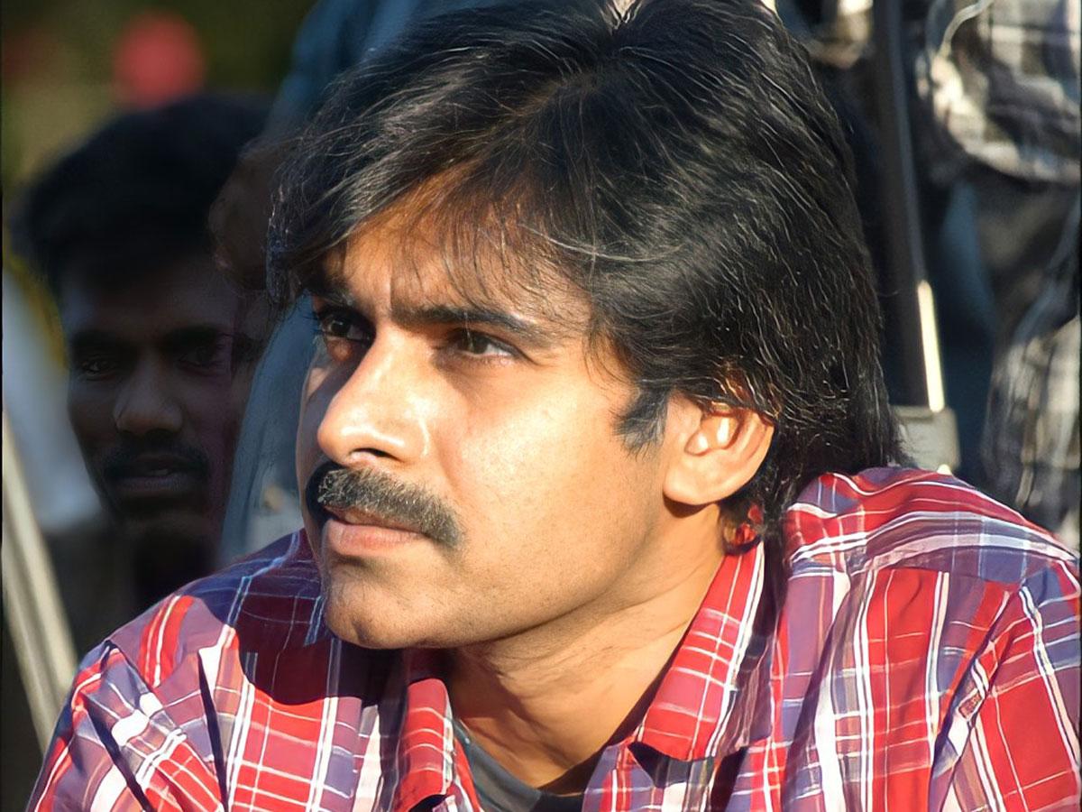 పవన్ కళ్యాణ్ ఫ్లాప్ అవుతుందని తెలిసి కూడా చేసిన సినిమా ఏదో తెలుసా..?