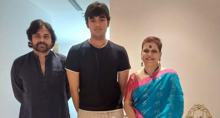 లాక్ డౌన్ ఎఫెక్ట్..పవన్ కల్యాణ్ సంగీత పాఠాలు