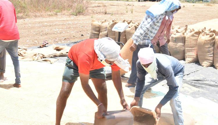 ఇటు కొనుగోళ్లు.. అటు చెల్లింపులు