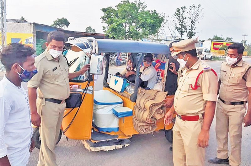 కర్ణాటక సరిహద్దులో ఆంక్షలు