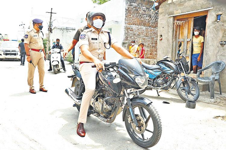 బైక్‌పై పోలీస్‌ బాస్‌