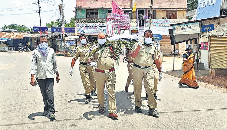 లాఠీ పడుతారు.. పాడెనూ మోస్తారు