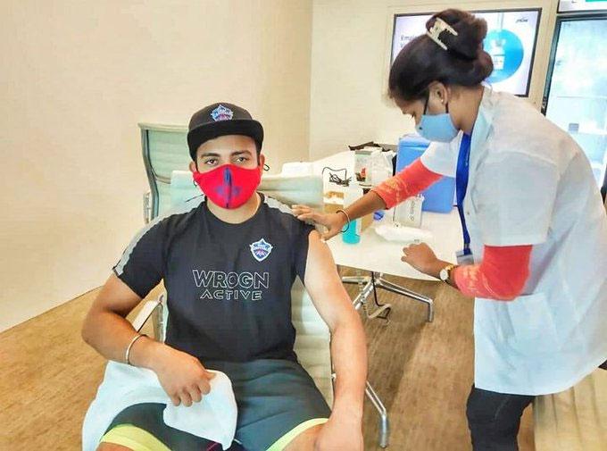 కరోనా టీకా వేసుకున్న పృథ్వీ షా