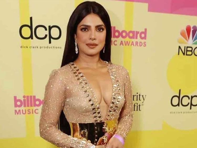 గోల్డెన్ గాళ్‌గా మారిన ప్రియాంక చోప్రా