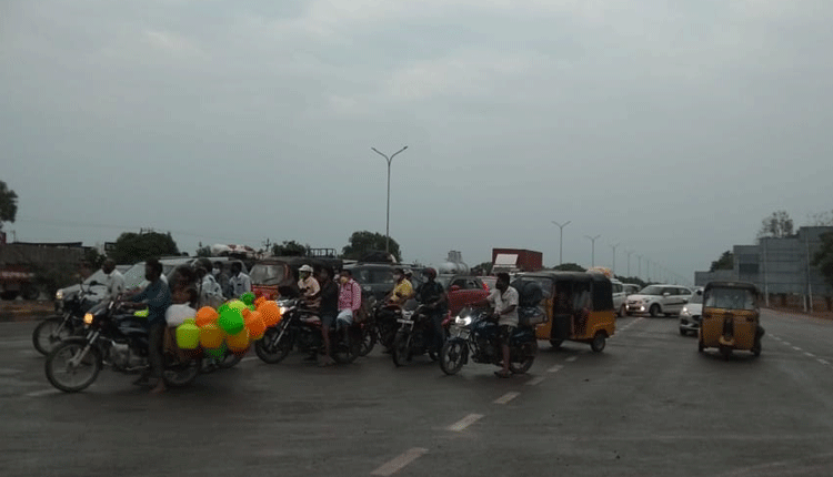 e-pass: పుల్లూరు టోల్‌ప్లాజా భారీగా నిలిచిన వాహ‌నాలు