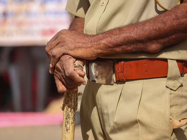 ఫాంహౌస్ లో పార్టీ : ఆరుగురు మ‌హిళ‌లు స‌హా 13 మందిపై కేసు న‌మోదు