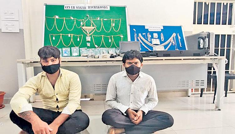 వారు పెండ్లికి వెళ్లగానే.. మొత్తం దోచేశారు