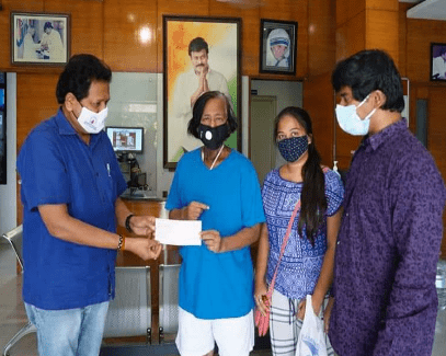 ఫోటో జ‌ర్న‌లిస్ట్ కి మెగాస్టార్ 50 వేలు సాయం..