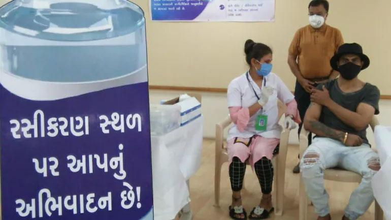 కొవిడ్‌-19 వ్యాక్సిన్‌ వేయించుకున్న జడేజా