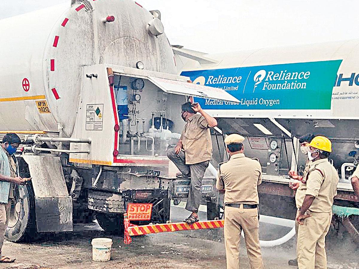 అంబులెన్స్‌లకు రిలయన్స్‌ ఉచిత పెట్రోల్‌