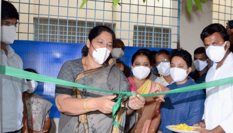 కొవిడ్ చికిత్సా కేంద్రాన్ని ప్రారంభించిన మంత్రి సత్యవతి