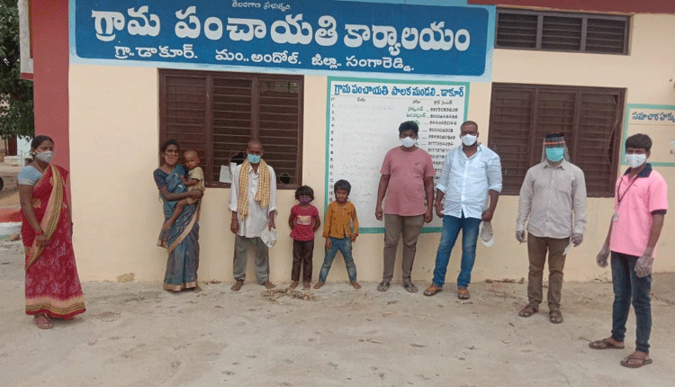 పేదరికంతో రోడ్డున పడ్డ కుటుంబం..ఆదుకున్న మంత్రి సత్యవతి