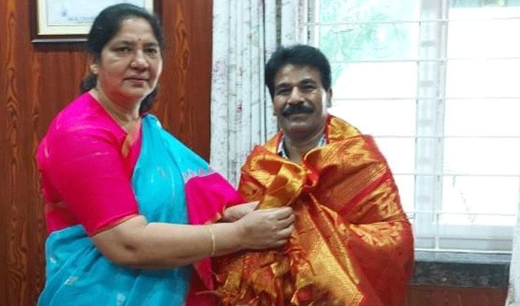 పాలమూరు వీసీని సన్మానించిన మంత్రి సత్యవతి