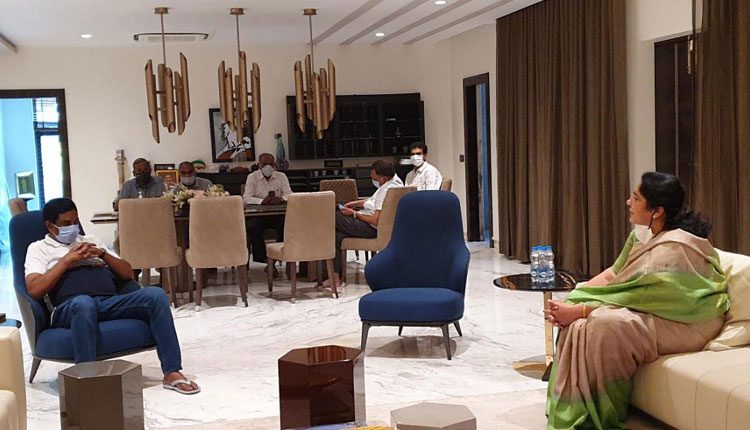 రాధాకృష్ణను పరామర్శించిన మంత్రి సత్యవతి రాథోడ్‌