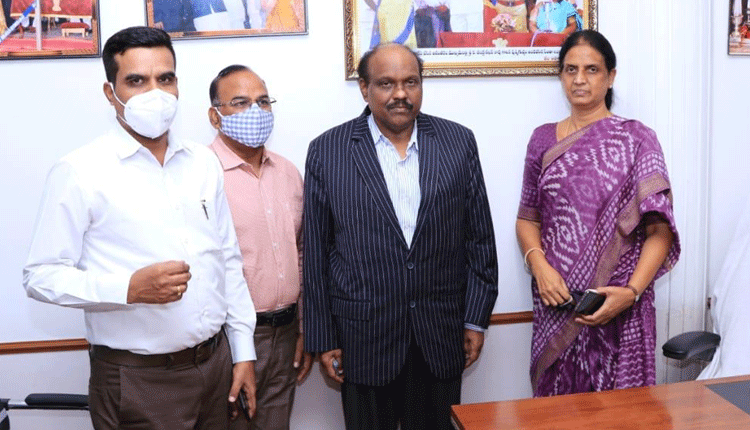 మంత్రి సబితా ఇంద్రారెడ్డిని కలిసిన వీసీలు