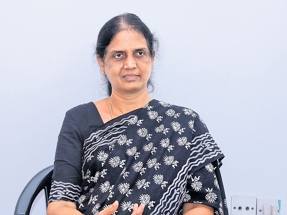 కొండాపూర్‌ దవాఖానను పరిశీలించిన మంత్రి సబిత