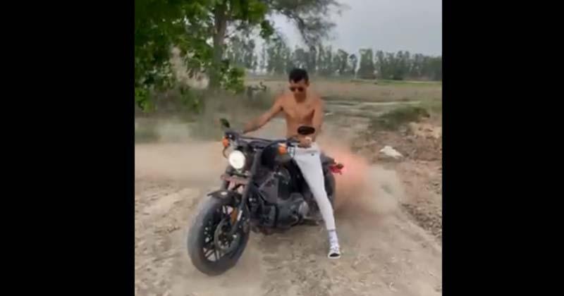 ష‌ర్ట్ లేకుండా హార్లీ డేవిడ్‌స‌న్ బైక్‌పై స్టార్ క్రికెట‌ర్‌.. వీడియో వైర‌ల్‌