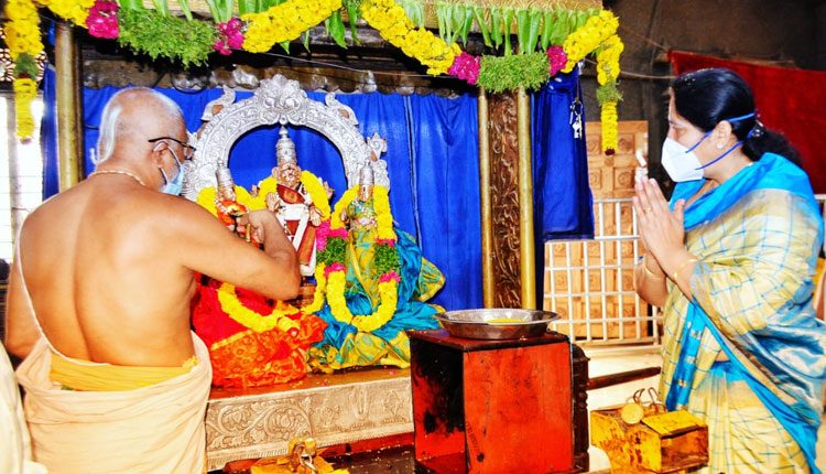 యాదాద్రీశుడిని ద‌ర్శించుకున్న మంత్రి స‌త్య‌వ‌తి రాథోడ్‌