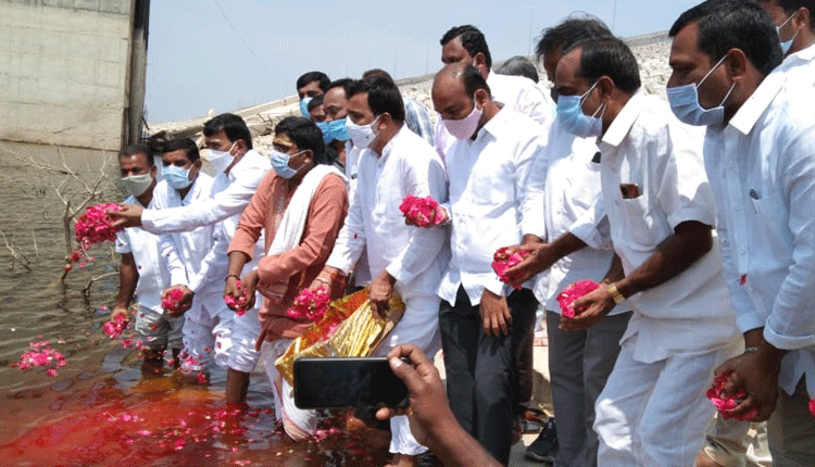 గోదావరి జలాలకు పూజలు