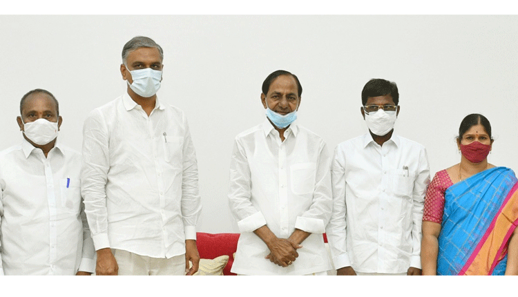 సీఎం కేసీఆర్‌ ఆశీర్వాదం తీసుకున్న సిద్దిపేట మున్సిపల్‌ చైర్‌పర్సన్‌