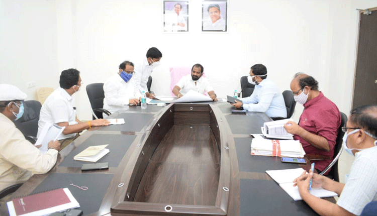 అభివృద్ధి పనుల్లో వేగం పెంచాలి : మంత్రి శ్రీనివాస్‌ గౌడ్‌