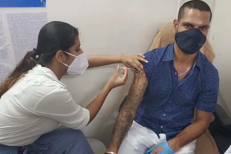 కరోనా వ్యాక్సిన్ వేయించుకున్న టీమ్‌ఇండియా ఓపెనర్‌ శిఖర్‌ ధావన్‌