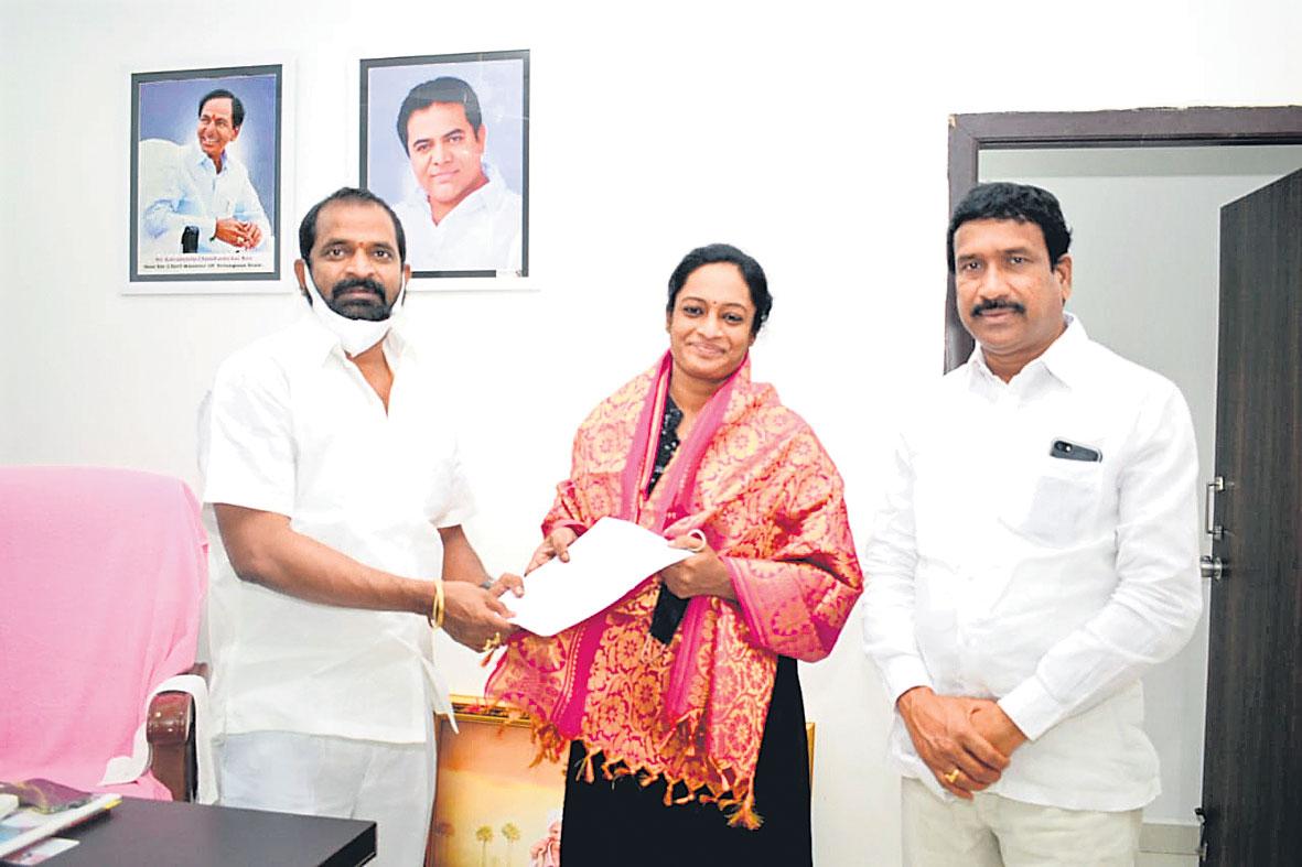 స్విమ్మర్ శ్యామలకు మంత్రి అభినందన