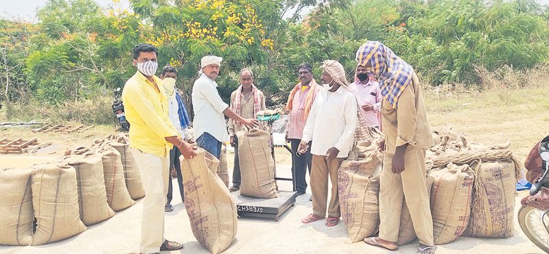 హుస్నాబాద్‌ మార్కెట్‌లో కొనుగోళ్ల సందడి