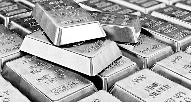 పుత్తడిని మించి వెండి తళతళలు