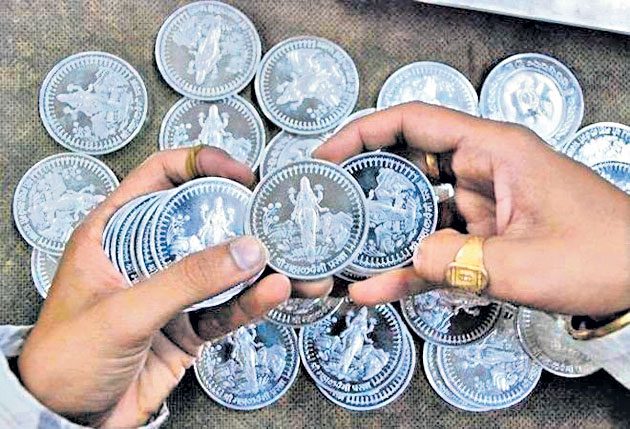 వెయ్యి తగ్గిన వెండి