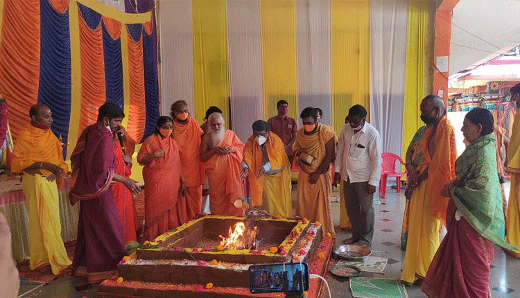 కరోనా కట్టడి కోసం మృత్యుంజయ హోమం