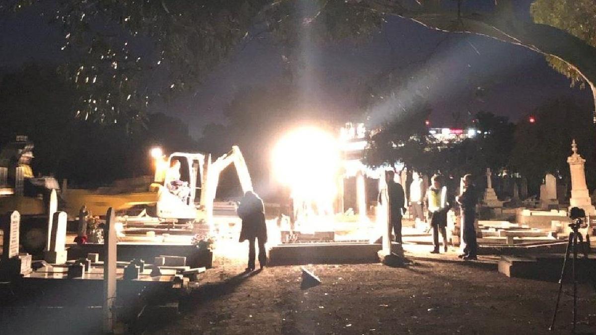 70 ఏళ్ల క్రితం పాతిపెట్టిన‌ శ‌వ‌పేటిక‌ను త‌వ్వారు.. ఎందుకో తెలుసా ?