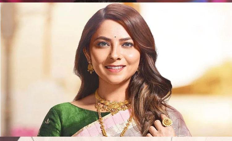 న‌టి ఇంట్లో గ‌న్‌, క‌త్తితో వ్య‌క్తి హ‌ల్‌చ‌ల్‌