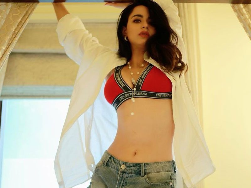 సౌంద‌ర్య శ‌ర్మ స్టిల్స్ కు నెటిజ‌న్లు ఫిదా