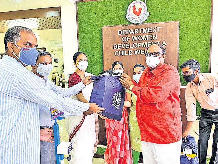 చైల్డ్‌ కేర్‌ సంస్థలకు కొవిడ్‌ కిట్లు