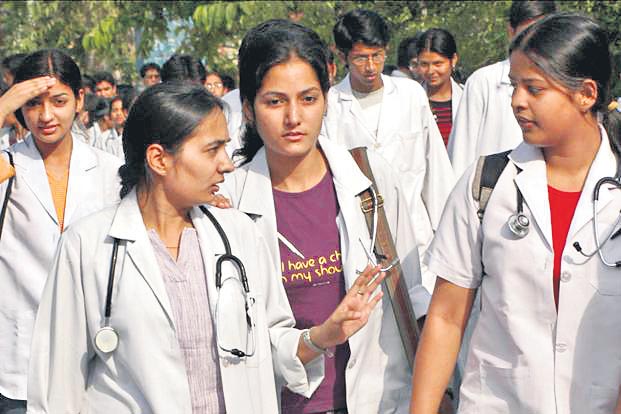 రంగంలోకి వైద్యవిద్యార్థులు