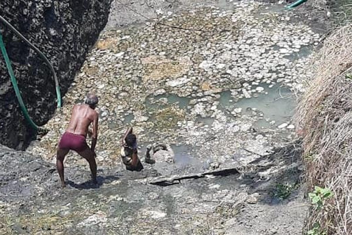 వెంటాడిన కరోనా భయం.. బావిలో దూకి వ్యక్తి ఆత్మహత్య