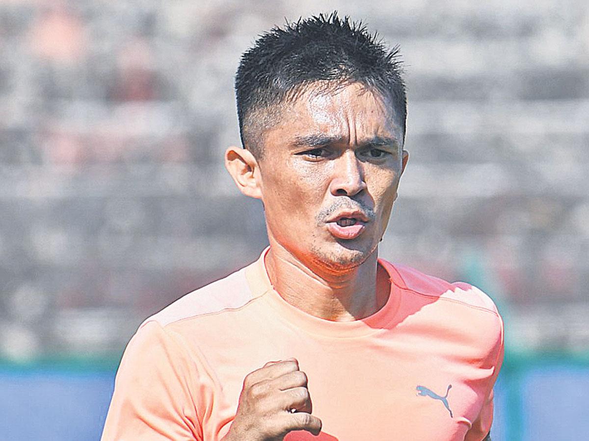 ఛెత్రీ నాయకత్వంలో.. దోహా బయల్దేరిన భారత ఫుట్‌బాల్‌ జట్టు