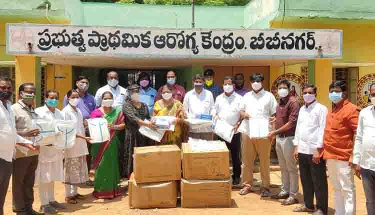 పీహెచ్‌సీ సిబ్బందికి పీపీఈ కిట్లు పంపిణీ