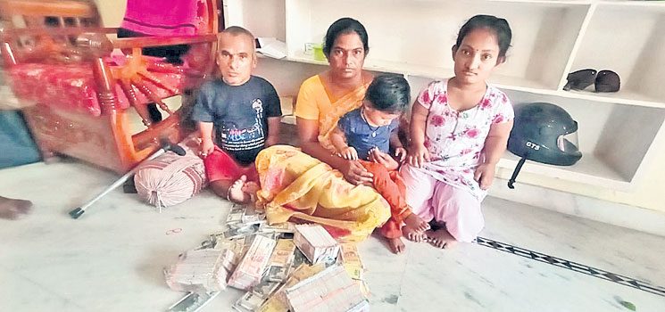 సీఎం పీఏలమంటూ.. 35 లక్షల మోసం