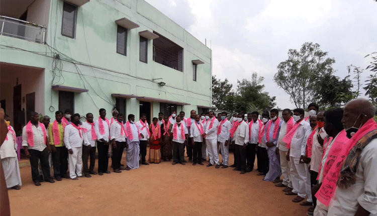 కాంగ్రెస్‌ను వీడి టీఆర్‌ఎస్‌లో చేరికలు