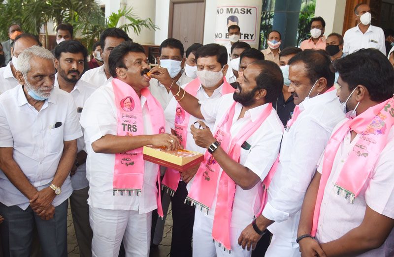 నిరాడంబరంగా సంబురాలు