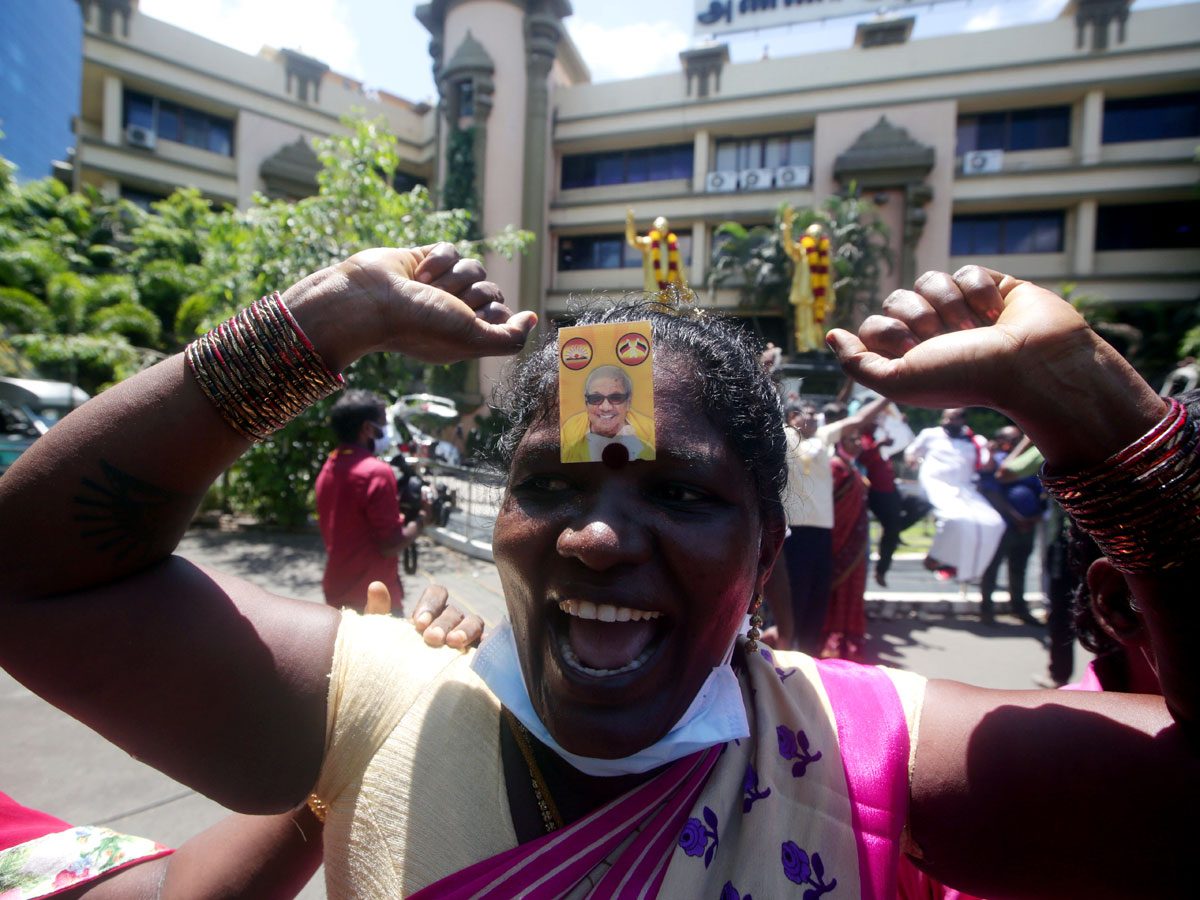 Tamilnadu Assembly Elections : పాత సంప్రదాయాన్నే ఫాలో అయిన తమిళులు