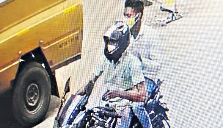 ఆ ఇద్దరు.. రోజువారీ కూలీలు